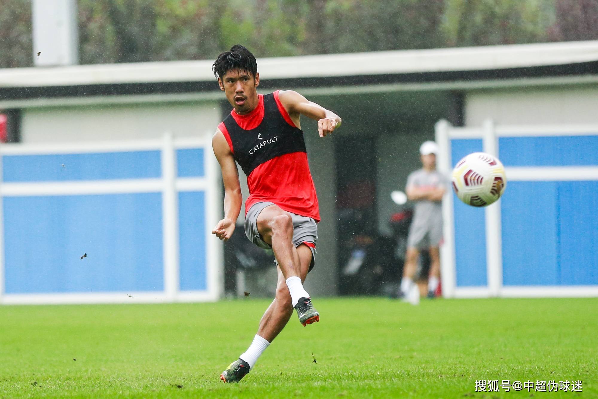 包含北京首钢训练开放日，转会期完成体检引欢呼，中超在即，心理建设被强调的词条